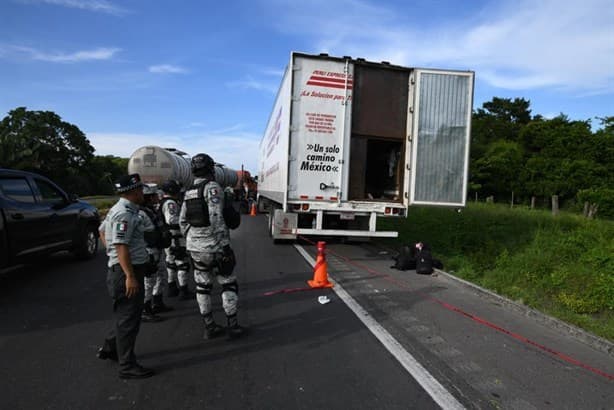 Abandonaron tráiler con 100 migrantes; casi mueren asfixiados en Veracruz