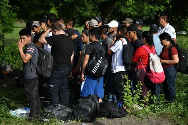 Abandonaron tráiler con 100 migrantes; casi mueren asfixiados en Veracruz