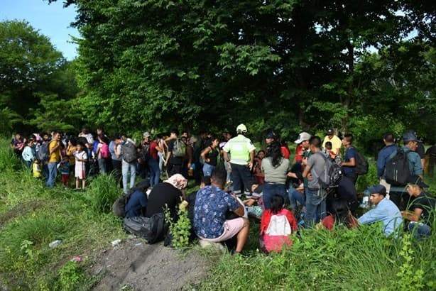 Abandonaron tráiler con 100 migrantes; casi mueren asfixiados en Veracruz