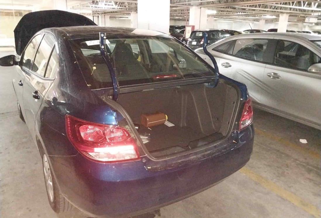 Roban tapa de cajuela de automóvil en este supermercado de Veracruz