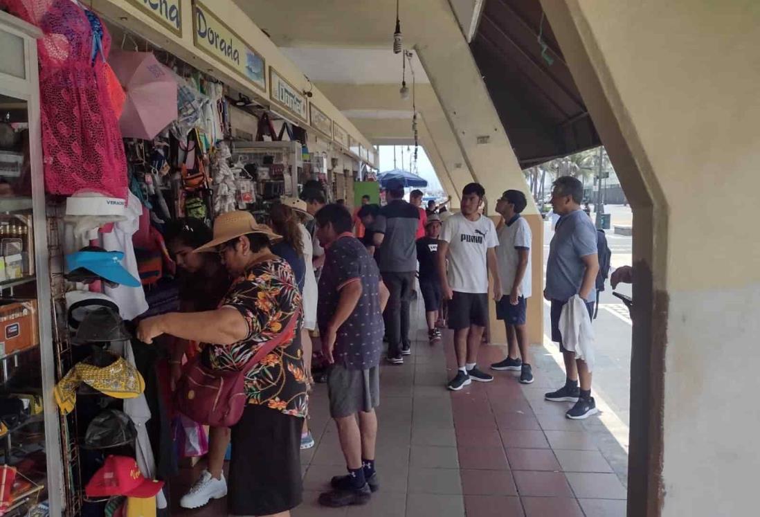 ¡Otra vez! Artesanos del malecón de Veracruz se quedan sin luz