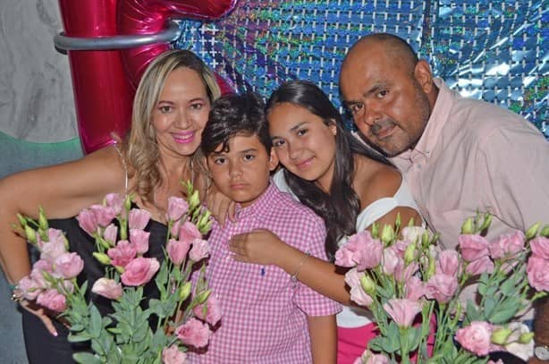 Samyra Sophia Horbylon García es celebrada por sus XV años