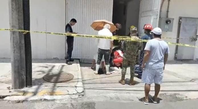 Elevador cae encima a tres trabajadores, en Veracruz