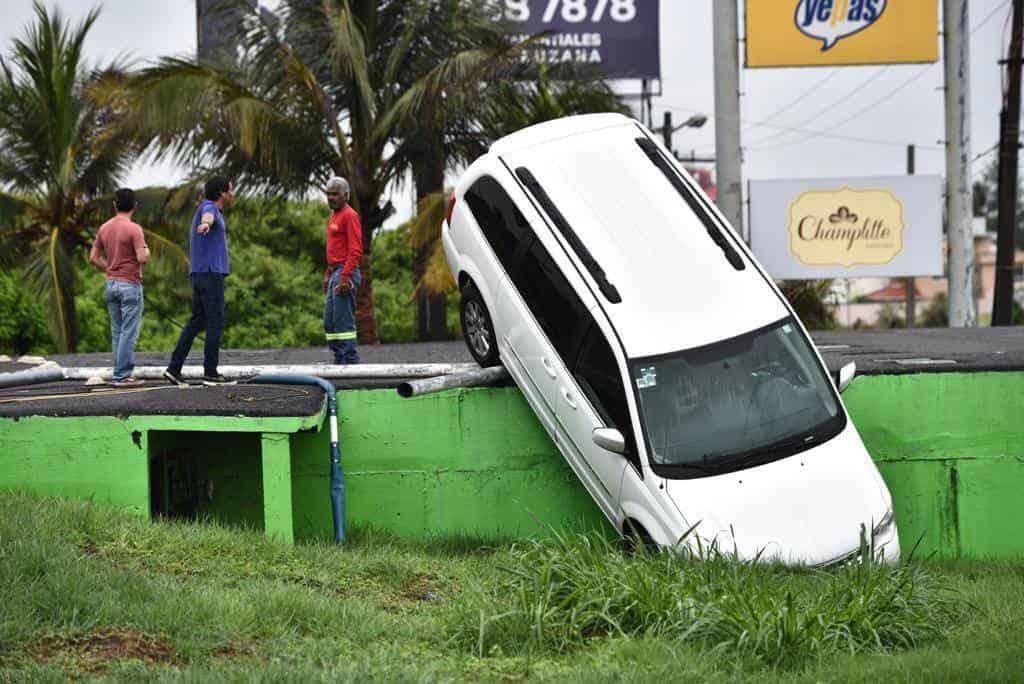 Vuelca camioneta en bulevar Riviera Veracruzana