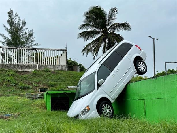 Vuelca camioneta en bulevar Riviera Veracruzana