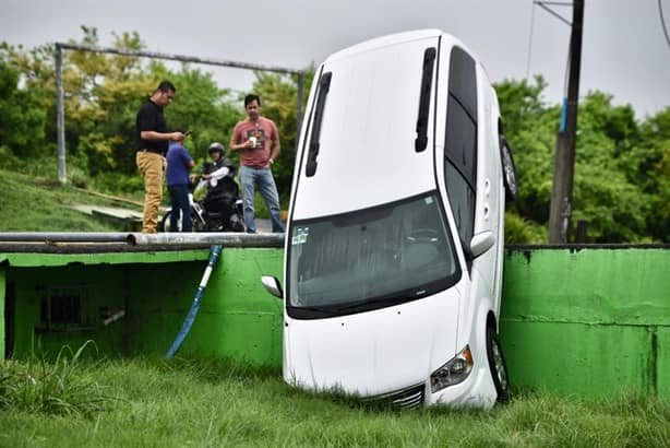 Vuelca camioneta en bulevar Riviera Veracruzana