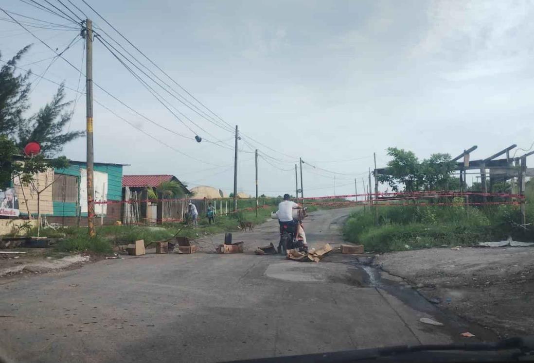 Cierran paso en estos dos fraccionamientos de Veracruz por deslaves