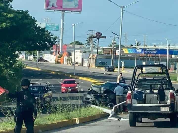 Auto se estrella y derriba poste en distribuidor vial de Veracruz