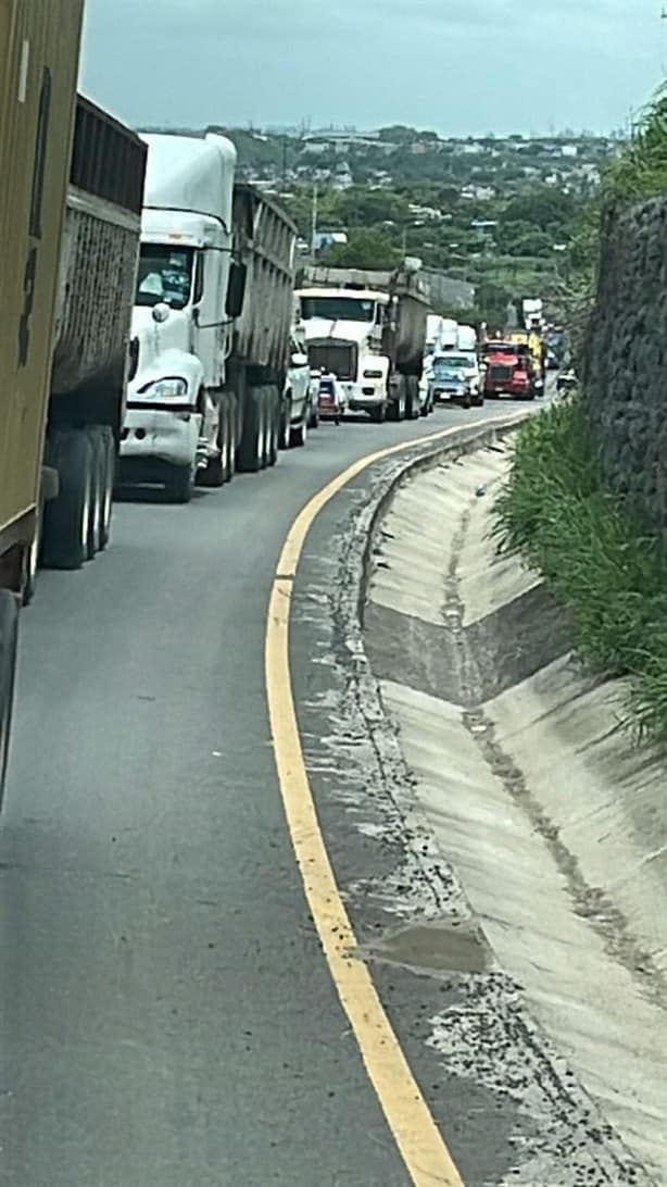 Caos vial en autopista Veracruz-Cardel; hay largas filas para ingresar al recinto portuario