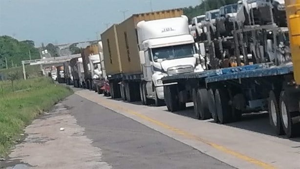 Caos vial en autopista Veracruz-Cardel; hay largas filas para ingresar al recinto portuario