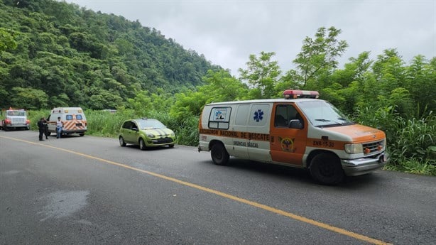 Niño pierde la vida al caer camioneta a un barranco en Atzalan, Veracruz