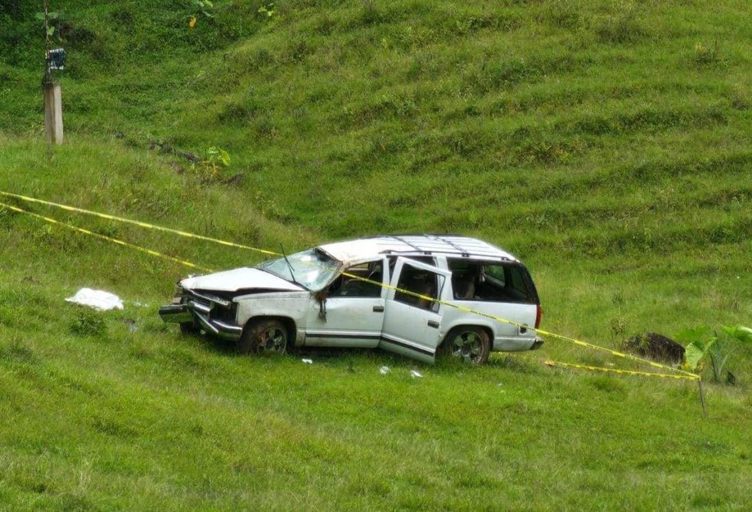 Niño pierde la vida al caer camioneta a un barranco en Atzalan, Veracruz