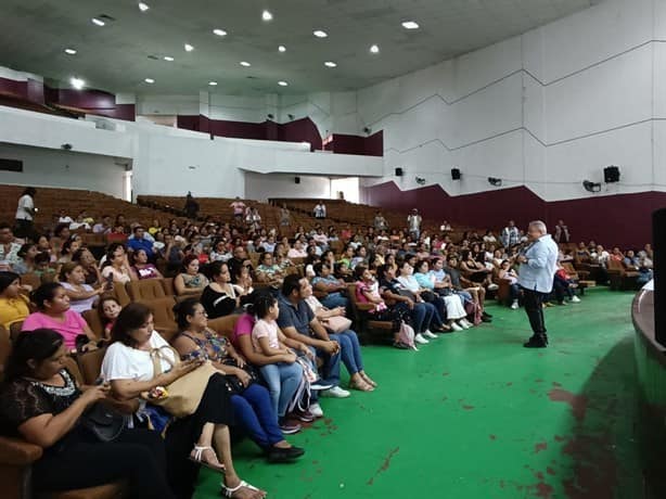 Continúa entrega de recursos La Escuela es Nuestra en Veracruz