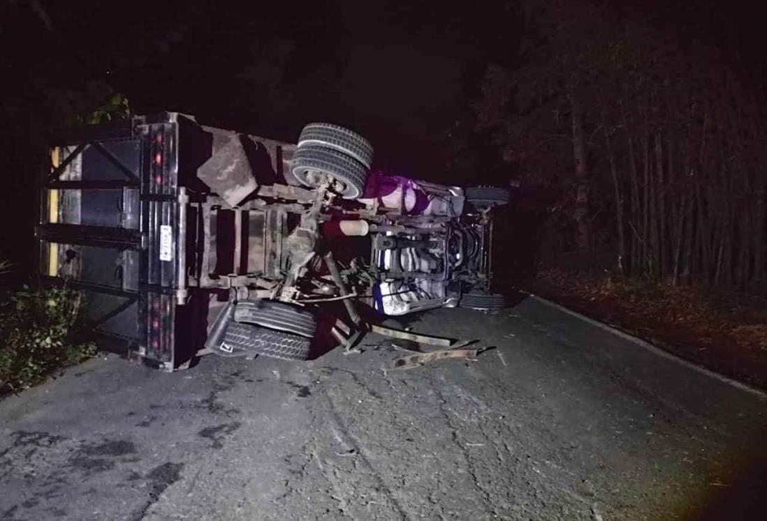 Choca y vuelca camioneta cargada con limones en Totutla