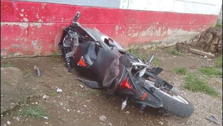 Choca motociclista contra negocio en Coscomatepec