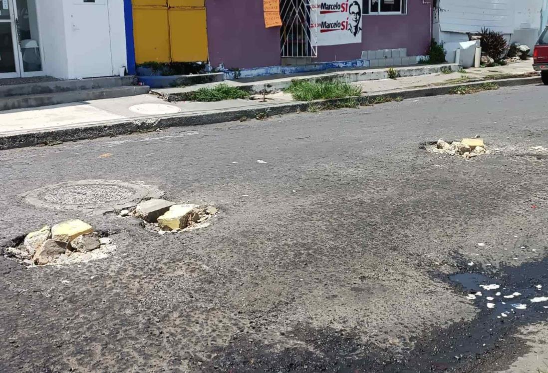 Se quejan vecinos por baches en la colonia Rigo, en Boca del Río