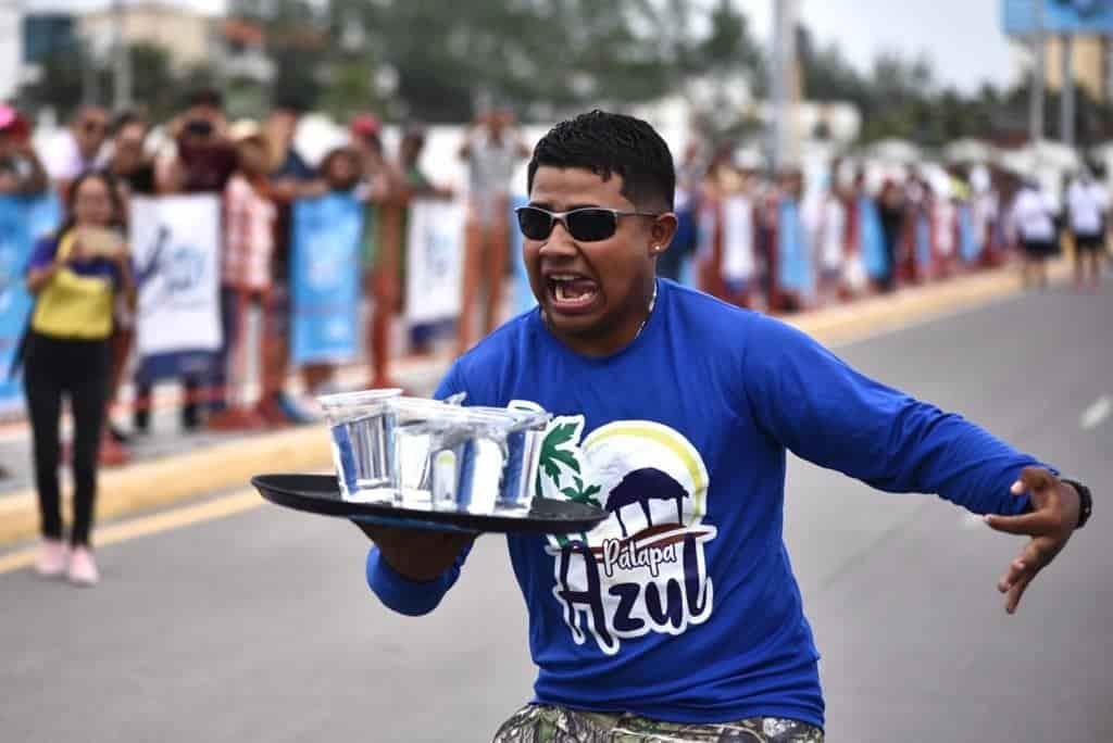 Carrera de Meseros, el evento favorito en las Fiestas de Boca del Río