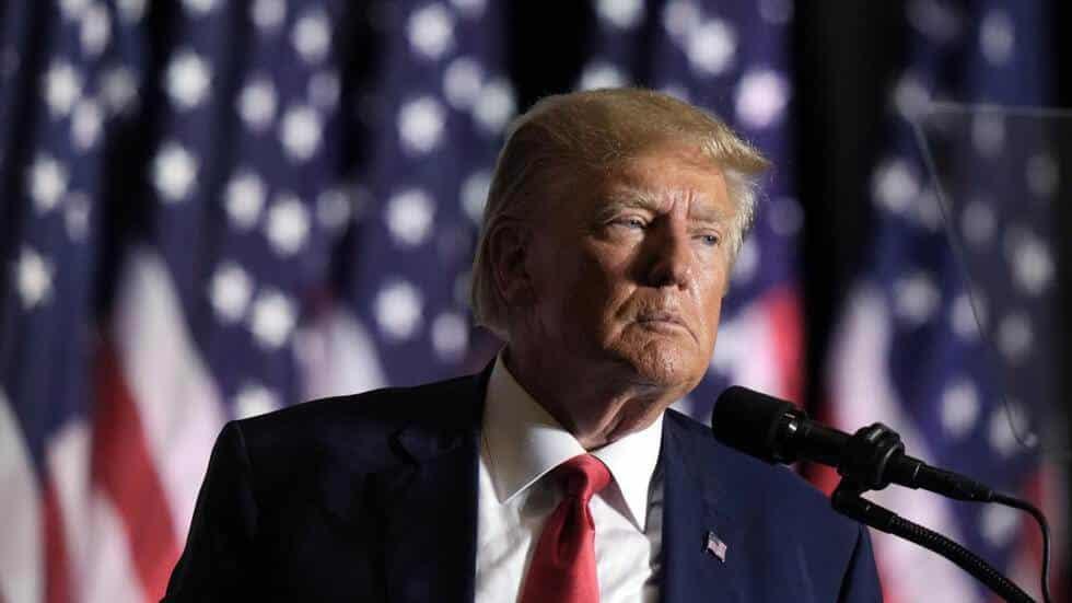 Presentan tres cargos más contra Trump por retener documentos clasificados