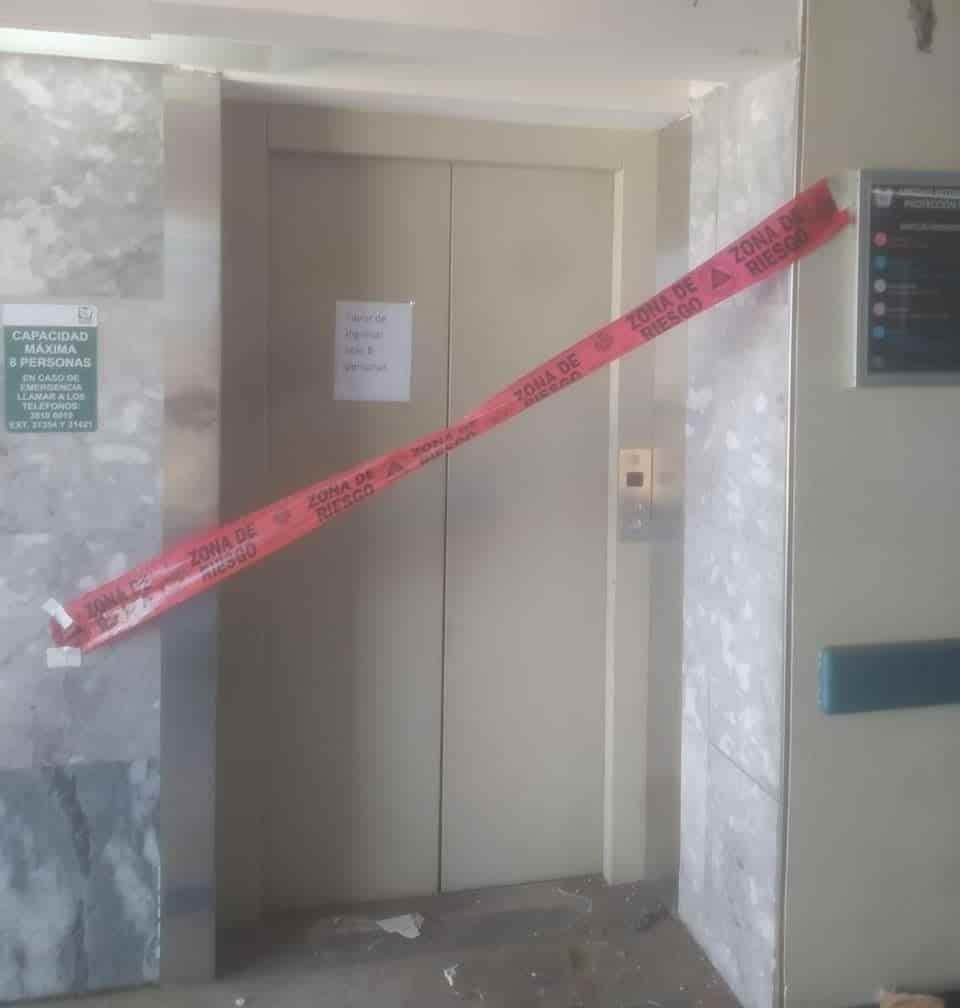 Quedan atrapados en elevador del IMSS; rompen piso para sacar a trabajadores | VIDEO