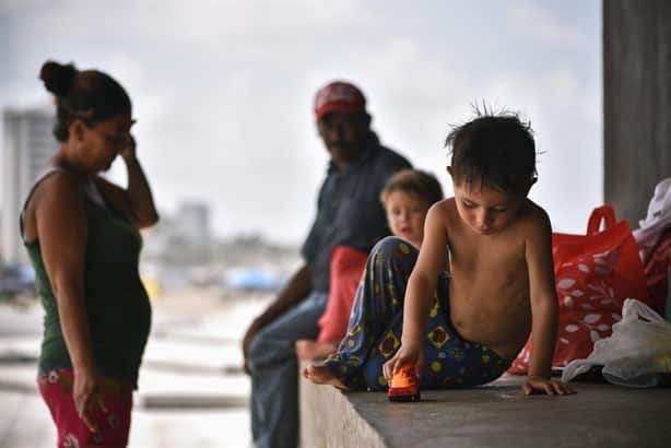 Éxodo migrante: Familia desplazada por violencia en Honduras queda varada en Veracruz