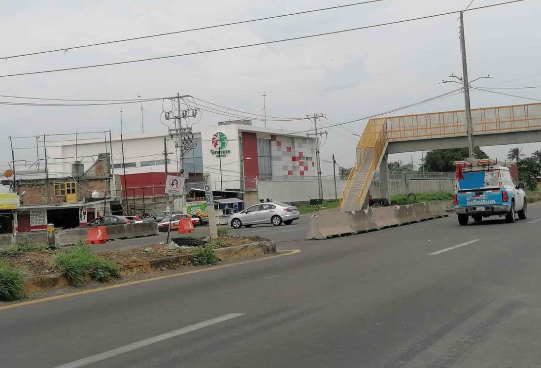 Colocan muros de concreto en carretera Veracruz-Xalapa