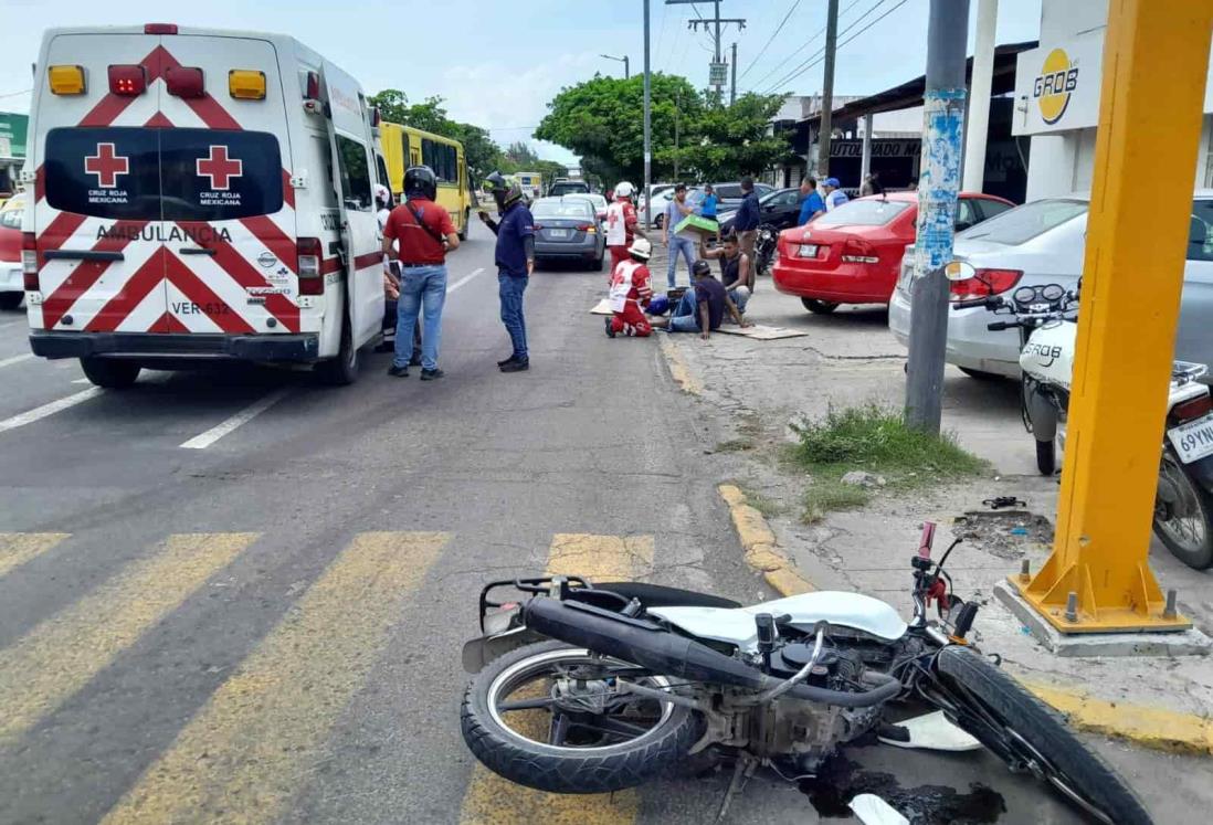 Gracias a los cascos motociclistas libraron duro impacto de camioneta en Veracruz