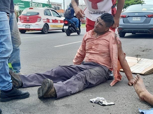 Gracias a los cascos motociclistas libraron duro impacto de camioneta en Veracruz