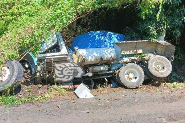 Revolvedora de cemento vuelca sobre la carretera Tuzamapan-Jalcomulco