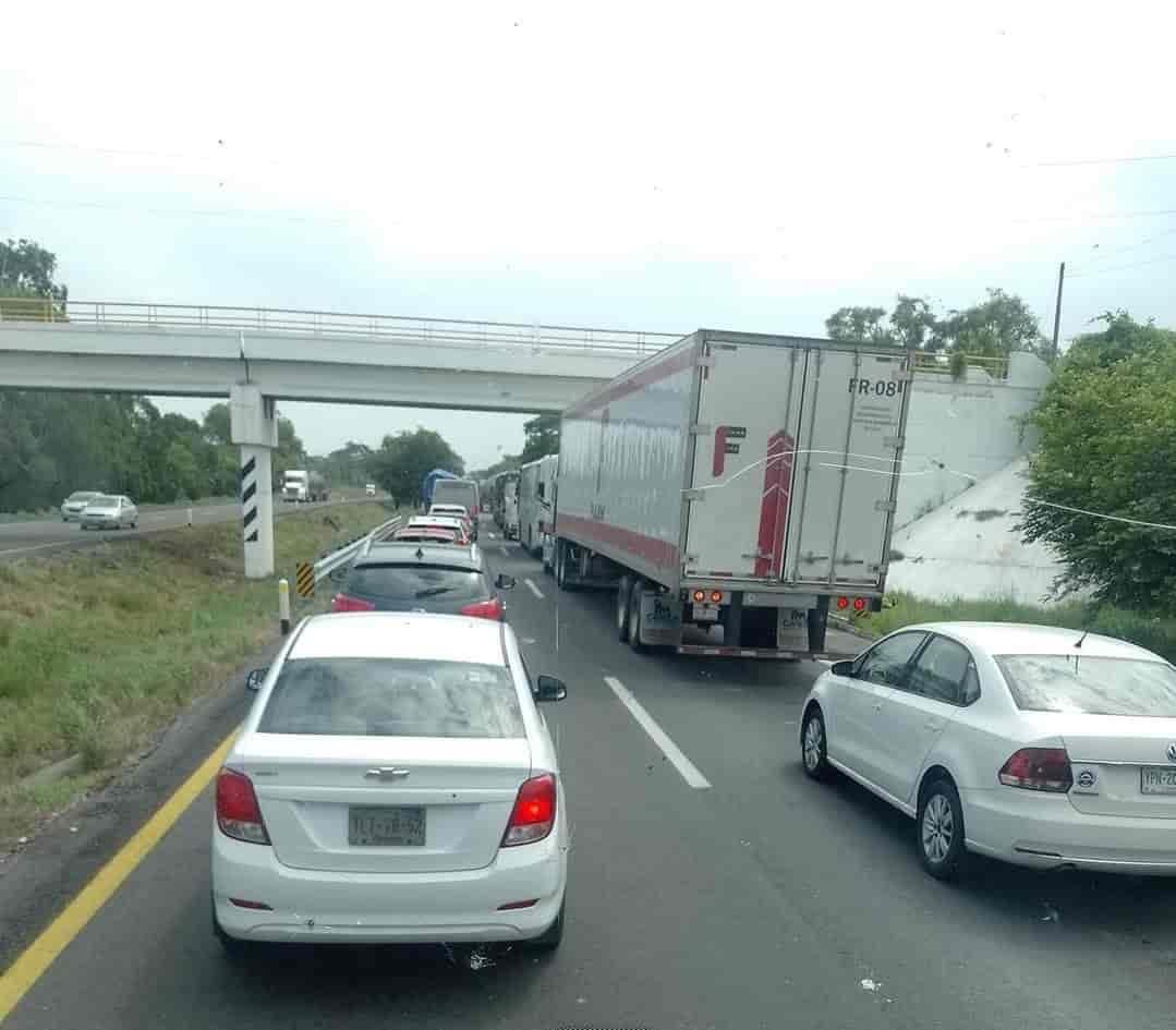 Tráfico de hasta 2 horas en caseta de Paso del Toro, se quejan automovilistas