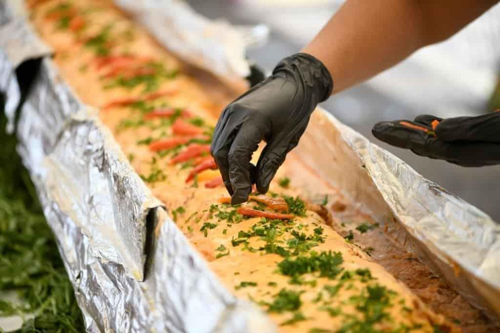 Realizan el filete relleno de mariscos más grande del mundo en las Fiestas de Santa Ana 2023 | VIDEO