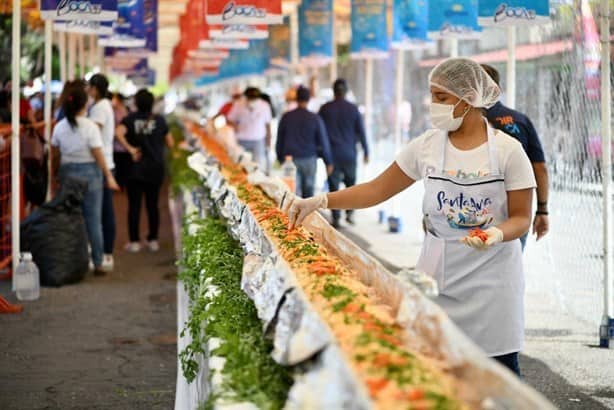 Realizan el filete relleno de mariscos más grande del mundo en las Fiestas de Santa Ana 2023 | VIDEO