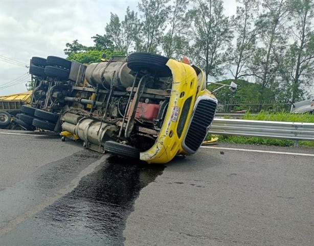 Vuelca tráiler cargado con cebada de cerveza en libramiento de Cardel