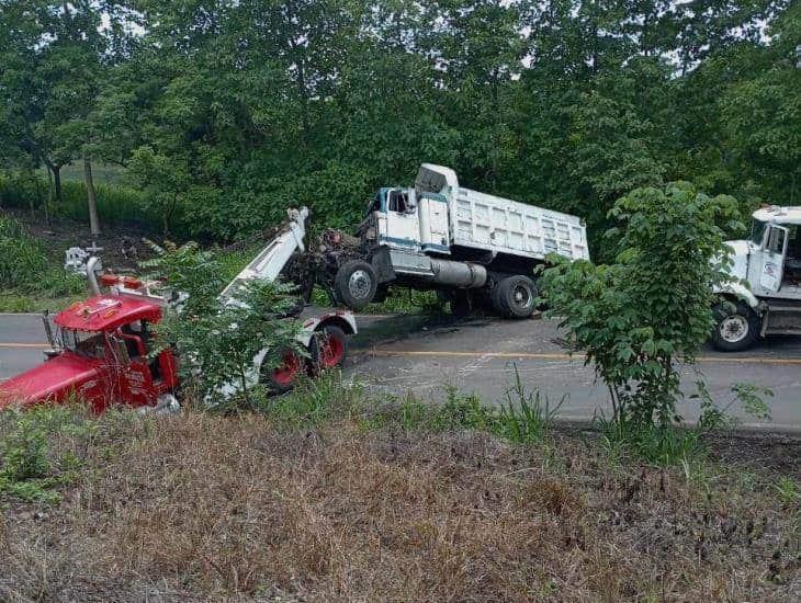 Cierran carretera Costera por volcadura de un volteo 