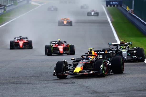 Abandona Checo Pérez tras choque con Hamilton