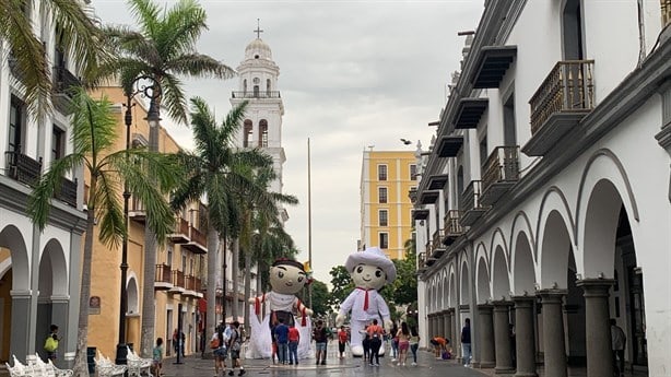 Instalan figuras gigantes de jarochos en el Zócalo de Veracruz