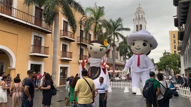 Instalan figuras gigantes de jarochos en el Zócalo de Veracruz