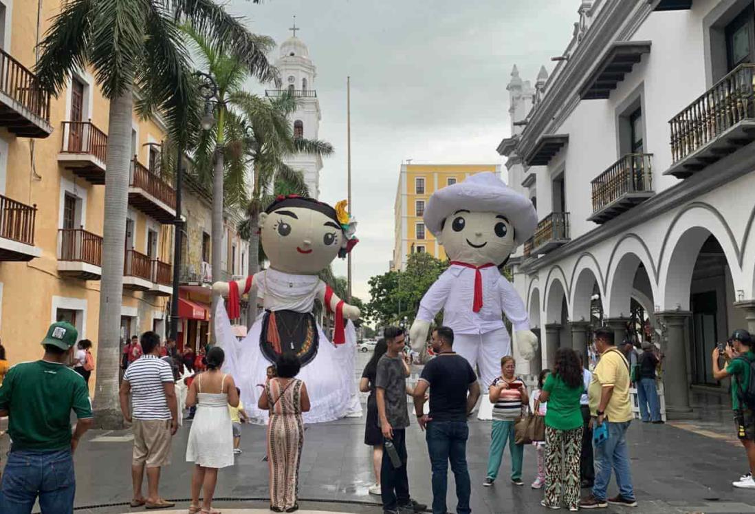 Instalan figuras gigantes de jarochos en el Zócalo de Veracruz