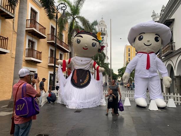 Instalan figuras gigantes de jarochos en el Zócalo de Veracruz