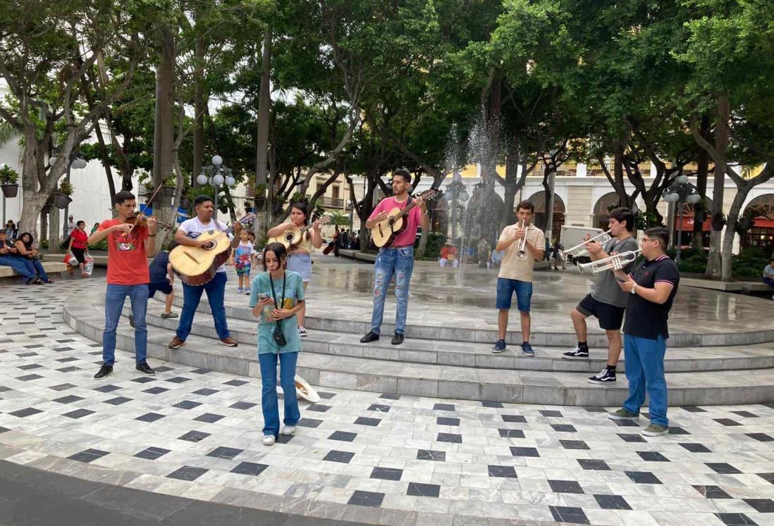 Jóvenes arman fandango en el zócalo de Veracruz; llevan alegría a los turistas | VIDEO