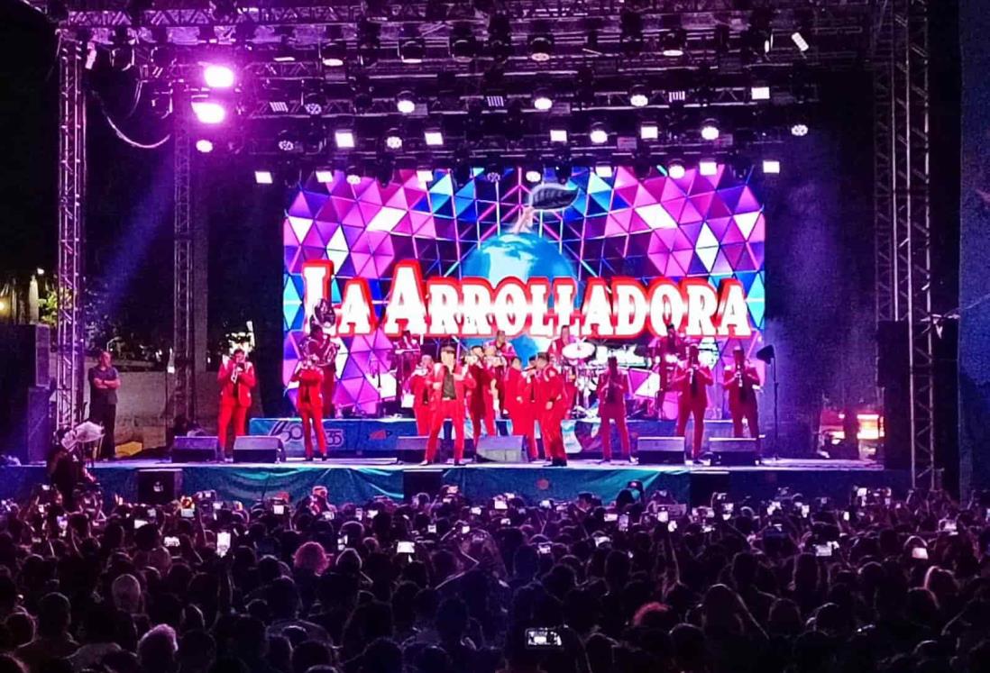 La Arrolladora Banda El Limón se lució en las Fiestas de Santa Ana 2023, en Boca del Río