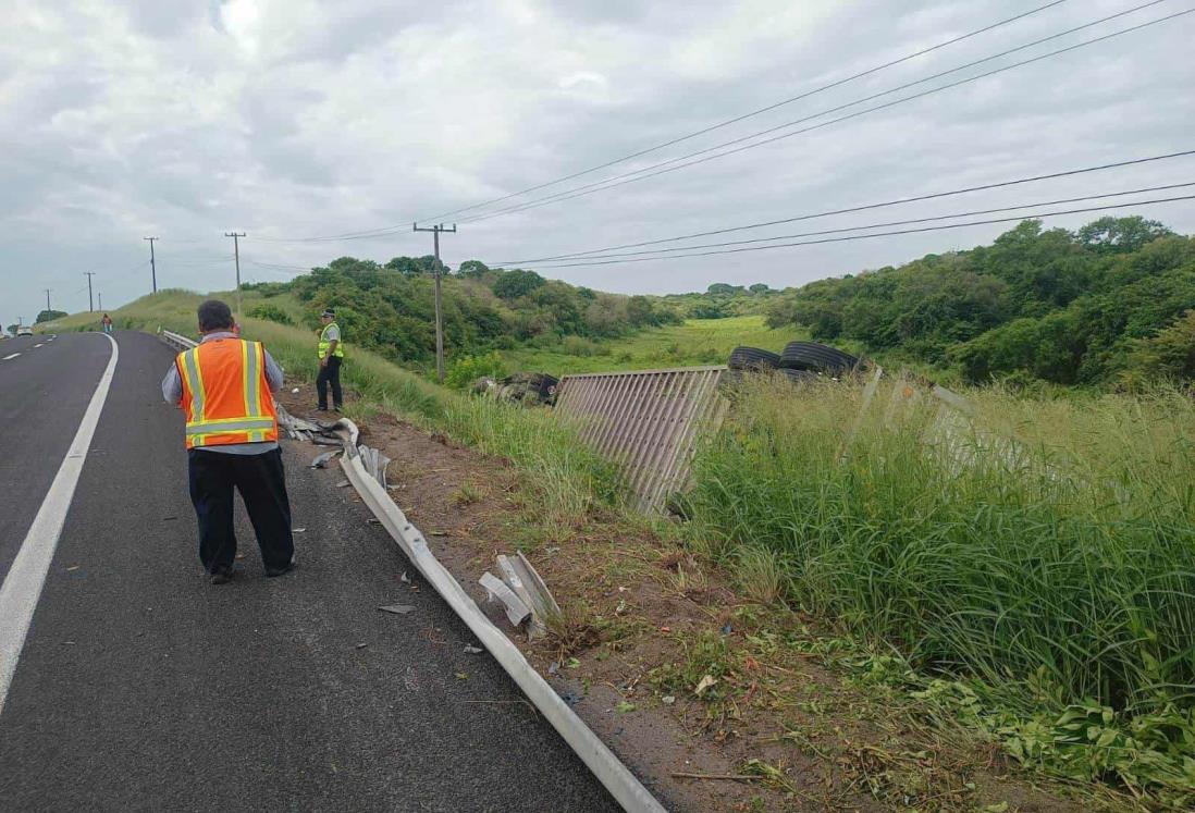 Vuelca tractocamión en la Veracruz – Cardel; provoca tráfico intenso