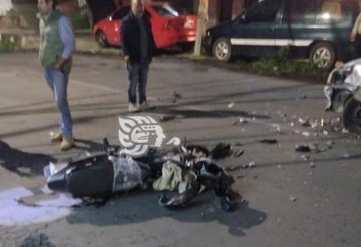 Motociclista se estrella contra camioneta en avenida 28 de Agosto, en Xalapa