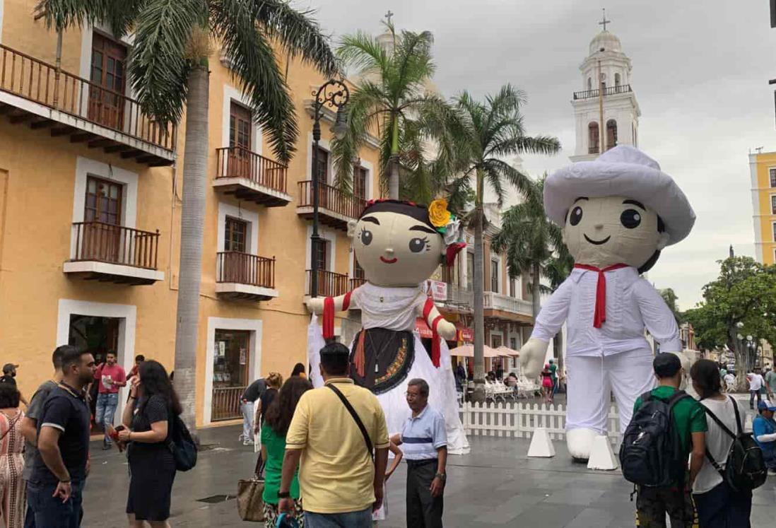 Toñita y Agustín, los muñecos jarochos gigantes que llegaron al Zócalo de Veracruz