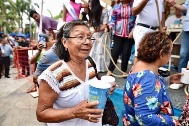 Cientos de personas prueban el torito más grande del mundo en Boca del Río