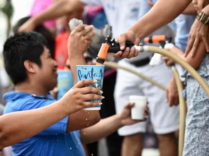 Cientos de personas prueban el torito más grande del mundo en Boca del Río