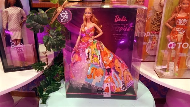 Paty Covarrubias, exreina del Carnaval de Veracruz 2010 expone su colección personal de Barbie