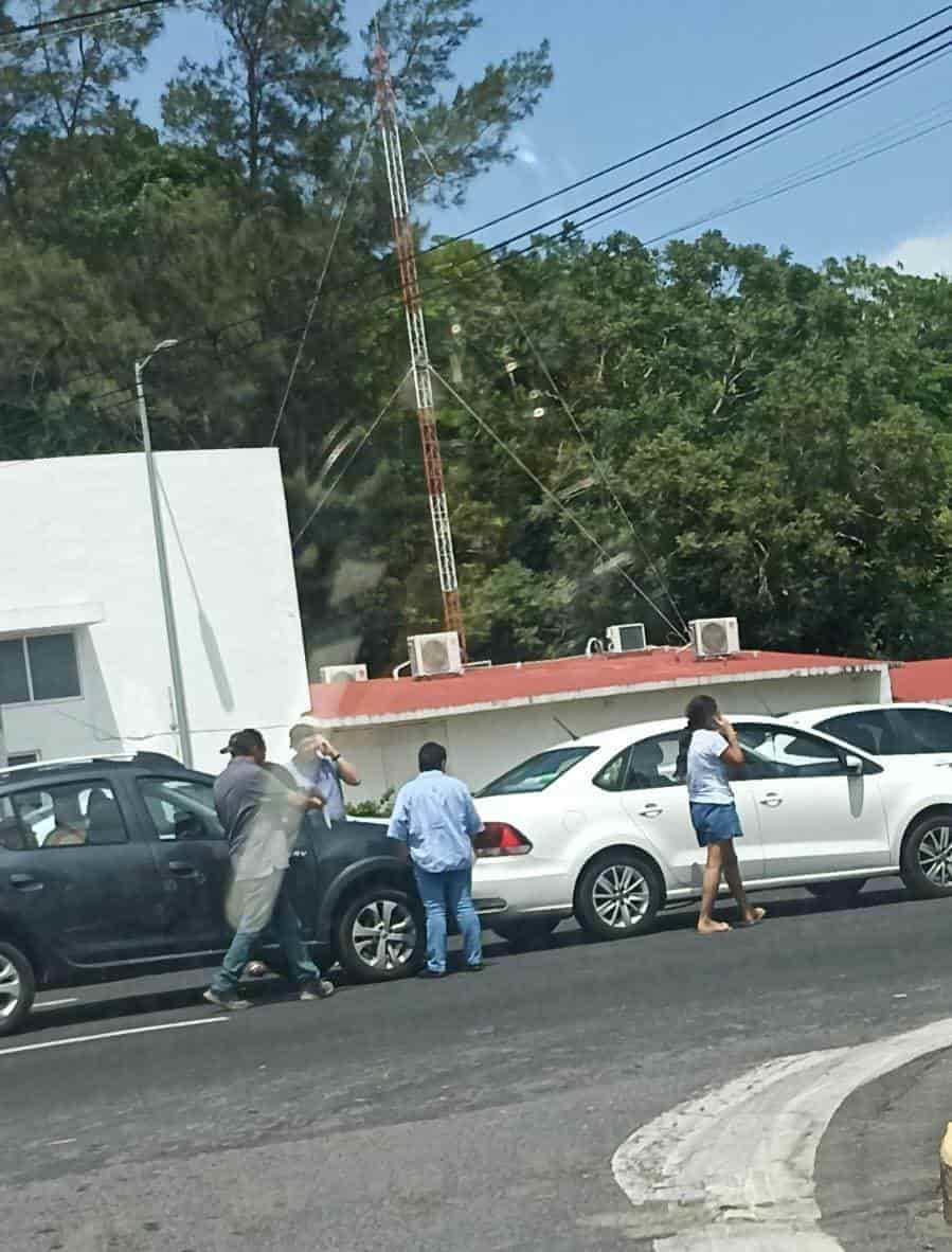 Choque de vehículos en caseta de La Antigua