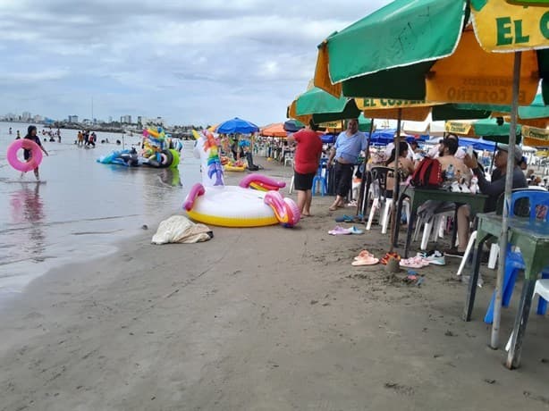 Abarrotan la playa de Villa del Mar, en Veracruz