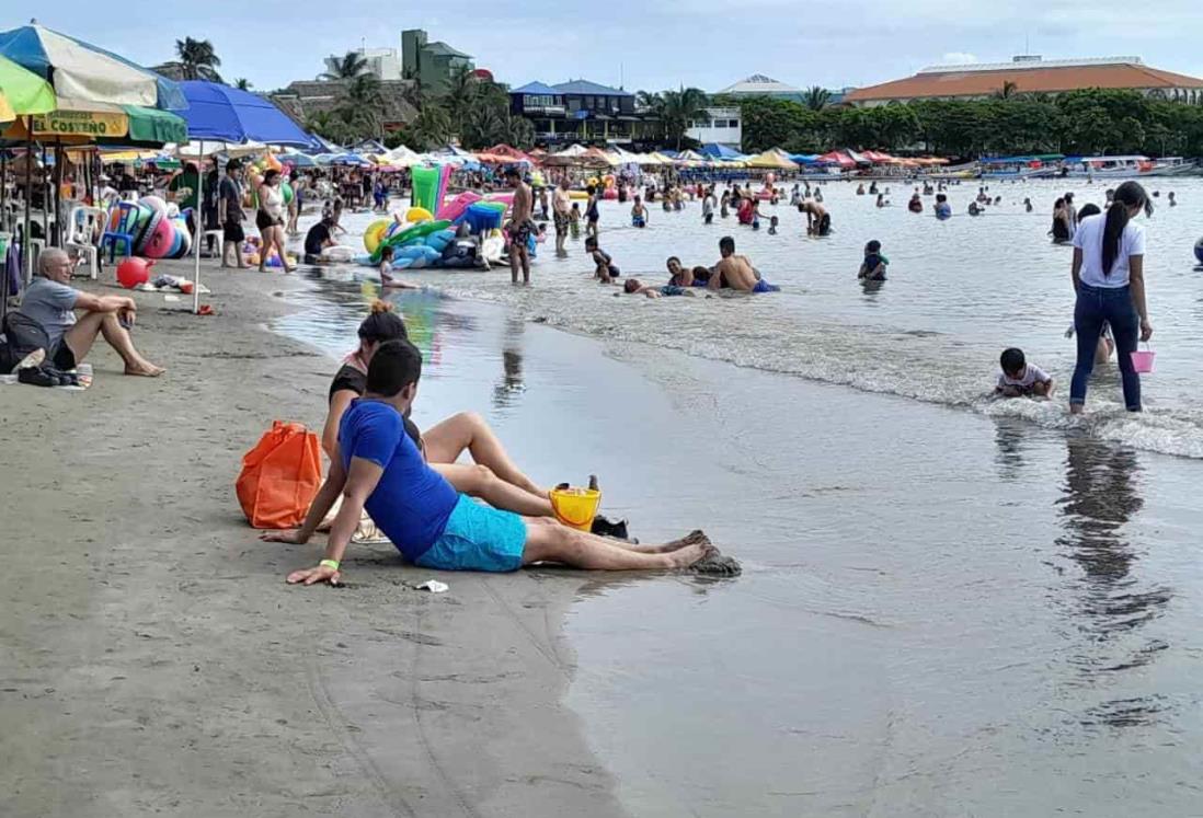 Abarrotan la playa de Villa del Mar, en Veracruz