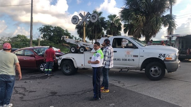 Automóvil se impacta contra tren en Lagos de Puente Moreno, en Veracruz | VIDEO